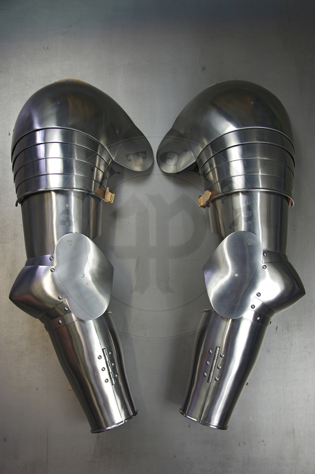 Early XV c. arm harness with separated spaulders which were inspired by depicts from Altarpiece of St. George, dated for first quarter of XV c., currently in Victoria and Albert Museum. Material: medium carbon steel heat hardened and tempered up to 42 HRC./ Wczesno XV wieczne osony rk z osobnymi naramiennikami zainspirowane przedstawieniami z otarza w. Jerzego datowanego na pierwsz wier XV wieku, obecnie w Vicotria and Albert Museum w Londynie. Materia: stal redniowglowa hartowana i odpuszczana do 42 HRC.